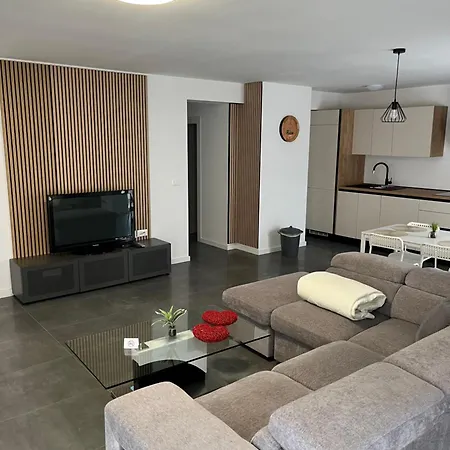 Inviting And Bright 90 M2 With 4 Balconies Apartman Biograd na Moru